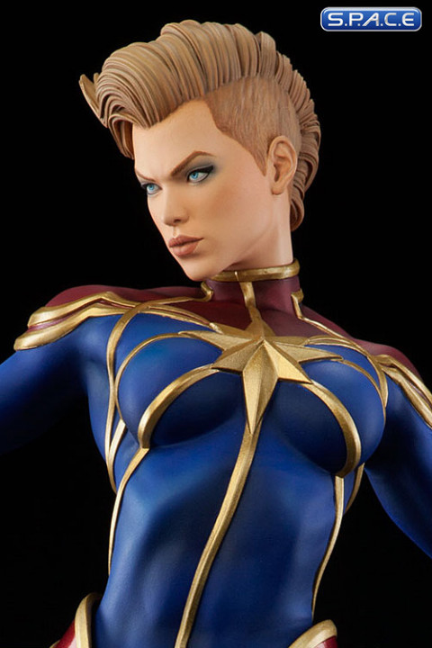 Captain Marvel Premium Format Figure (Marvel)