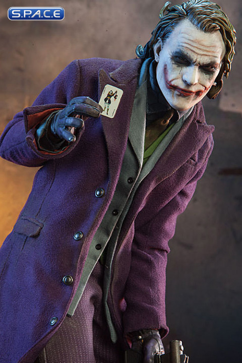 The Joker Premium Format Figure (Batman - The Dark Knight)