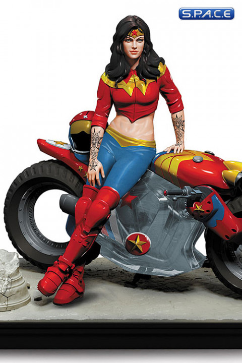 Wonder Woman Statue (Gotham City Garage)