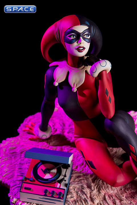 Harley Quinn Waiting for my J Man Statue (DC Comics)