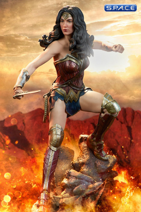 Wonder Woman Premium Format Figure (Batman v Superman: Dawn of Justice)