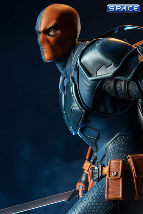 Deathstroke Premium Format Figure (DC Comics)