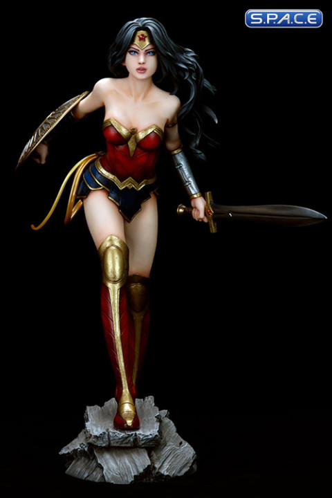 Wonder Woman PVC Statue by Luis Royo (Fantasy Figure Gallery)