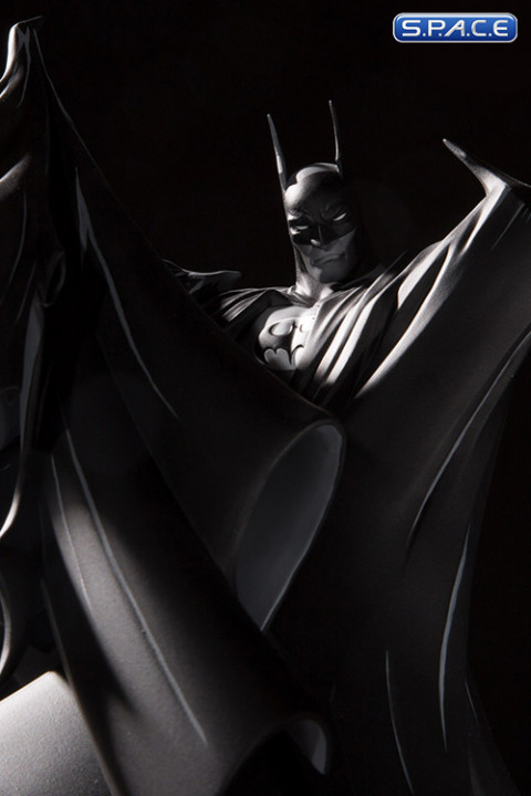 Batman Statue by Todd McFarlane (Batman Black and White)