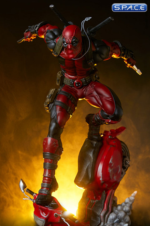 Deadpool Premium Format Figure (Marvel)