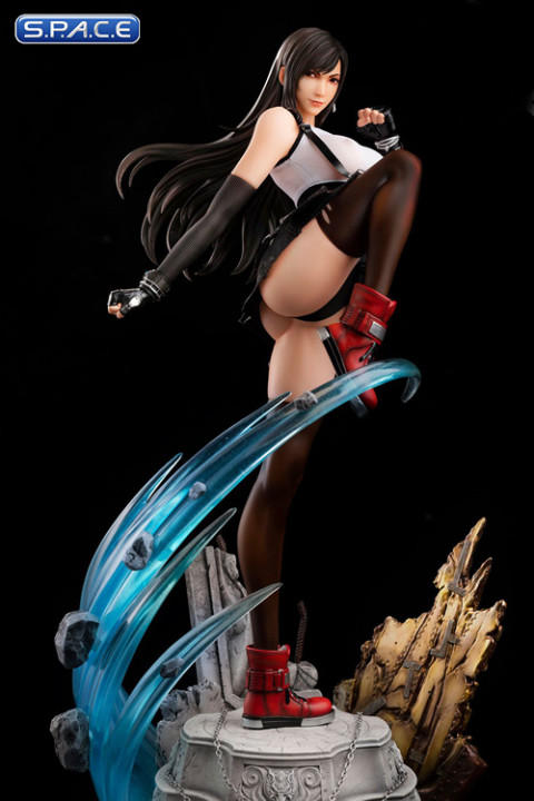 Tifa Lockhart Statue