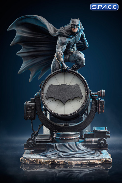 1/10 Scale Batman on Batsignal Deluxe Art Scale Statue (Zack Snyders Justice League)