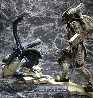 Set of 2 : 1/6 Scale ARTFX PVC Statues (Alien vs. Predator)