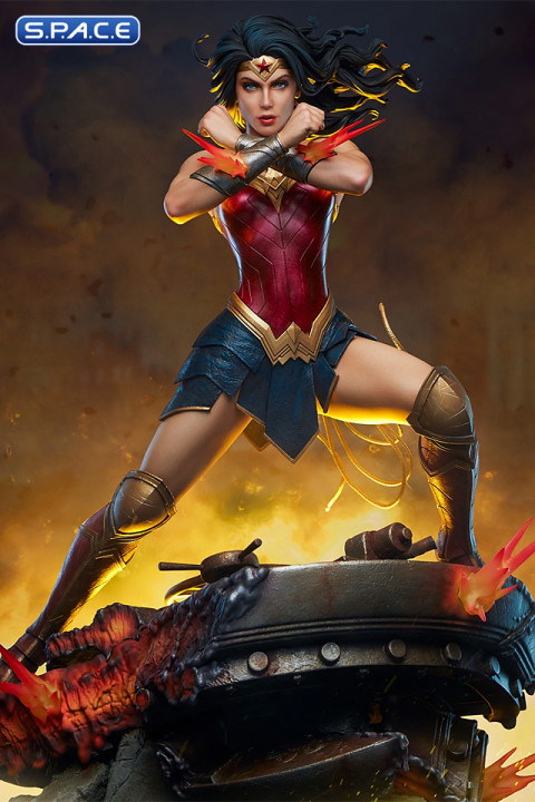 Wonder Woman Saving the Day Premium Format Figure (DC Comics)