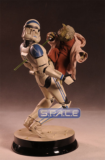 Yoda and Clone Trooper Premium Format Figure (Star Wars)