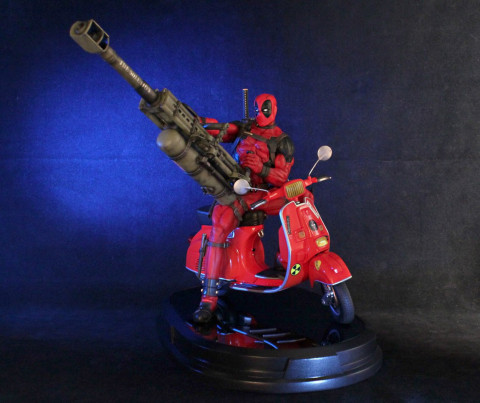 Deadpool auf Motor-Roller Statue (Marvel)