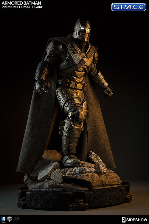 Armored Batman Premium Format Figure (Batman v Superman: Dawn of Justice)