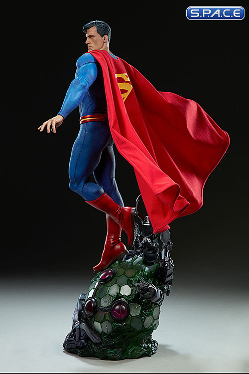Superman Premium Format Figure (DC Comics)