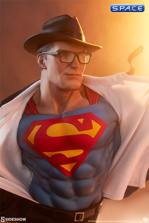 Superman Call to Action Premium Format Figure (DC Comics)