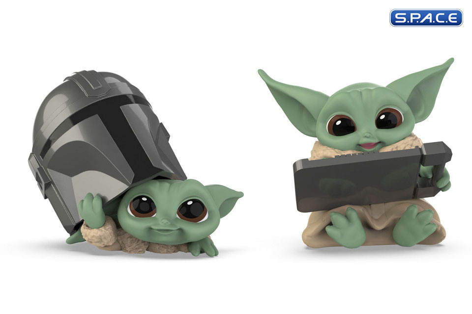 The Child Helmet Peeking & Datapad Tablet The Bounty Collection Set (The Mandalorian)