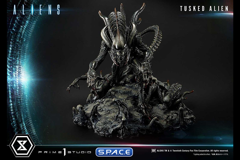Tusked Alien Premium Masterline Statue - Bonus Version (Aliens vs. Predator: Three World War)