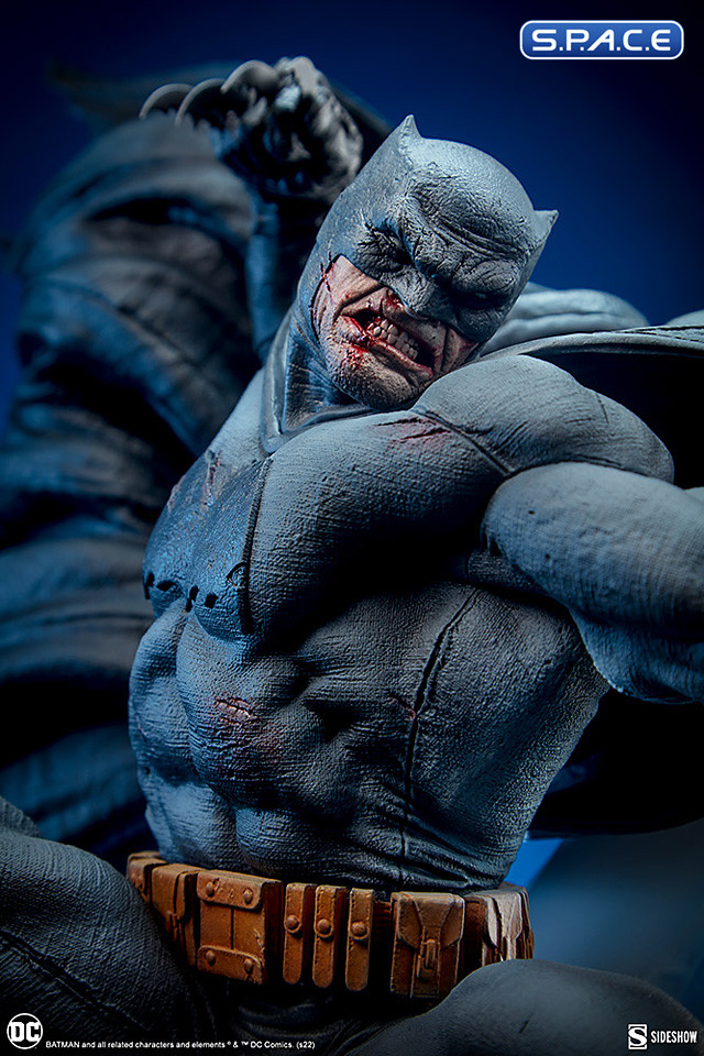 Batman Premium Format Figure (Batman: The Dark Knight Returns)
