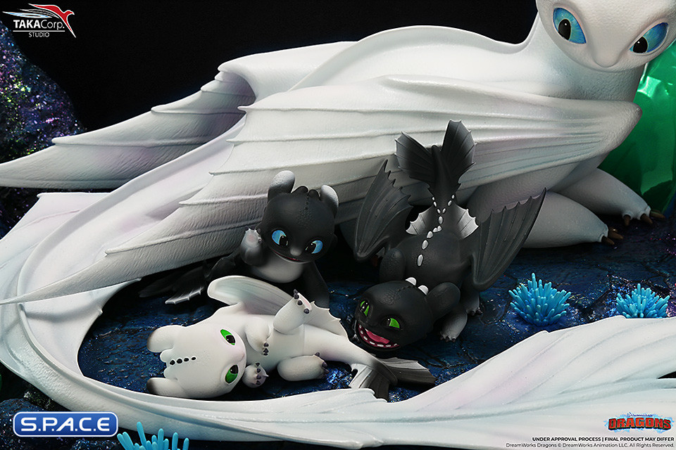 Light Fury and Night Lights Statue (How to Train Your Dragon)