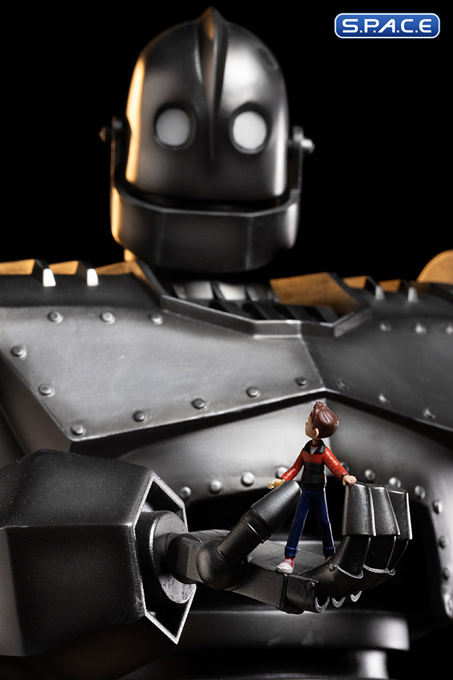 1/20 Scale Iron Giant and Hogarth Hughes Demi Scale Statue (The Iron Giant)