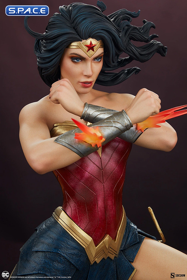 Wonder Woman Saving the Day Premium Format Figure (DC Comics)