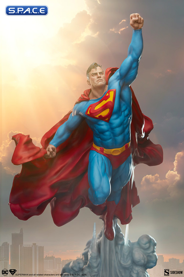 Superman Premium Format Figure (DC Comics)