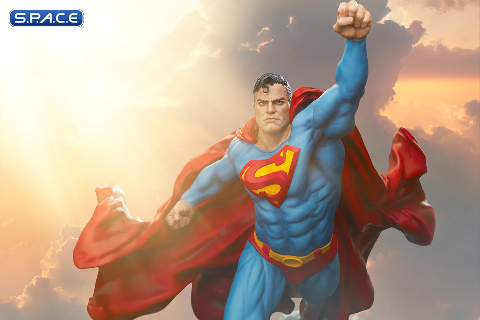 Superman Premium Format Figure (DC Comics)