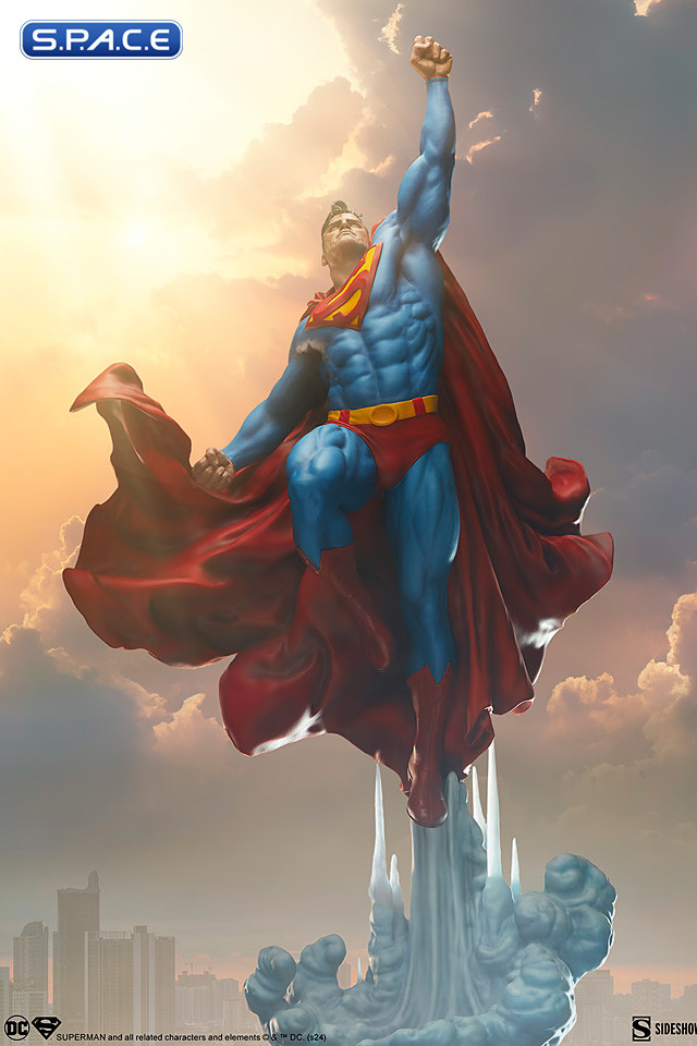 Superman Premium Format Figure (DC Comics)