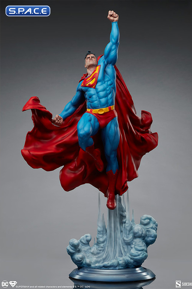 Superman Premium Format Figure (DC Comics)