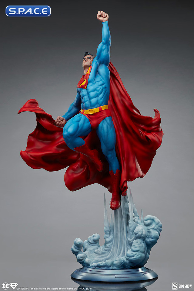 Superman Premium Format Figure (DC Comics)