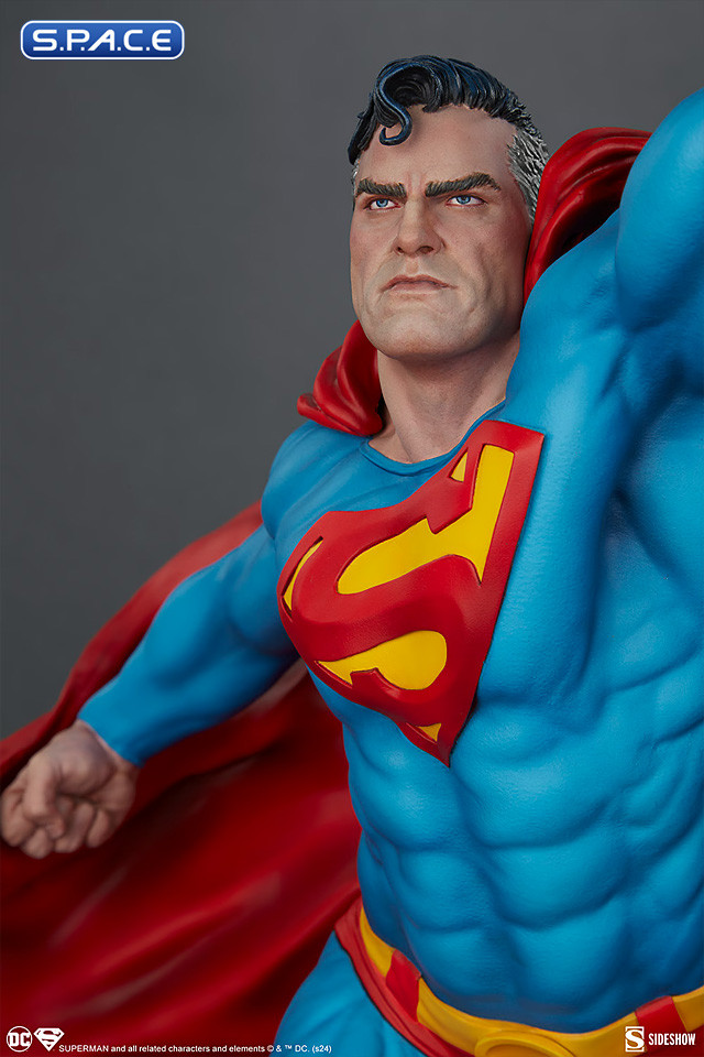 Superman Premium Format Figure (DC Comics)