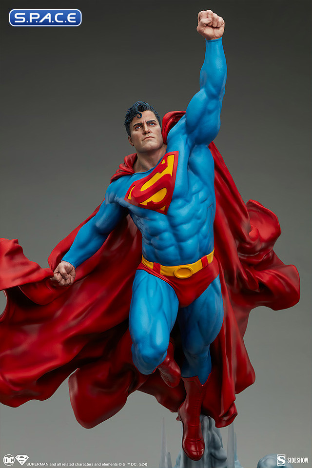 Superman Premium Format Figure (DC Comics)