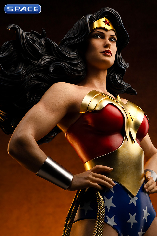 1/4 Scale Wonder Woman from DC Trinity Legacy Replica Statue (DC Comics)