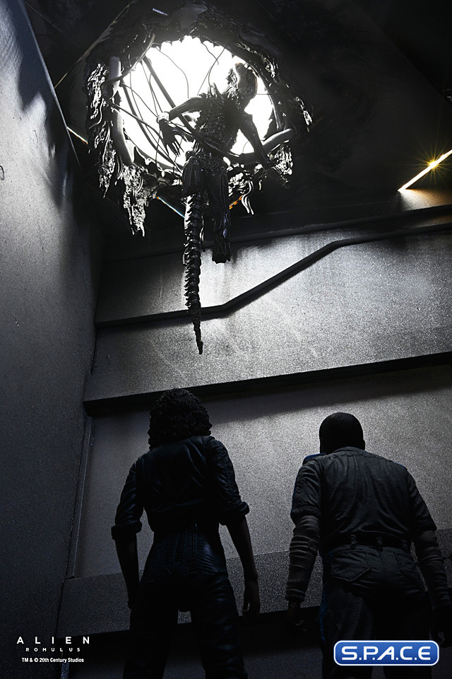 Deluxe Suspended Lab Xenomorph XX121 (Alien: Romulus)