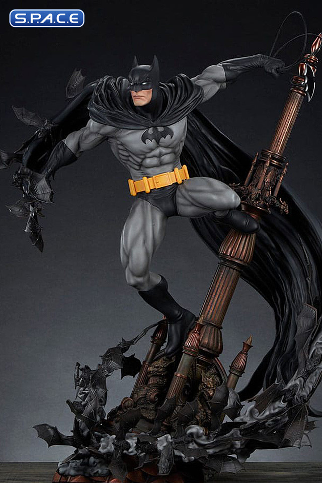 Batman Premium Format Figure - Black Variant Version (DC Comics)