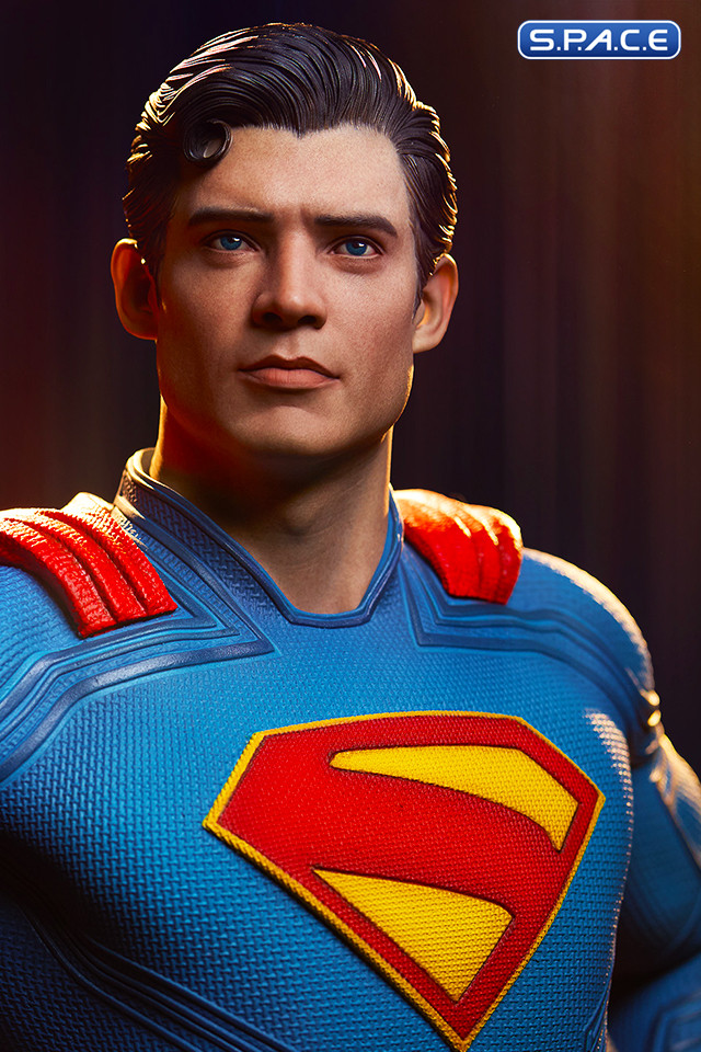 Superman Premium Format Figure (Superman)