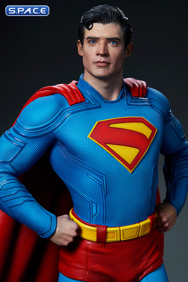 Superman Premium Format Figure (Superman)