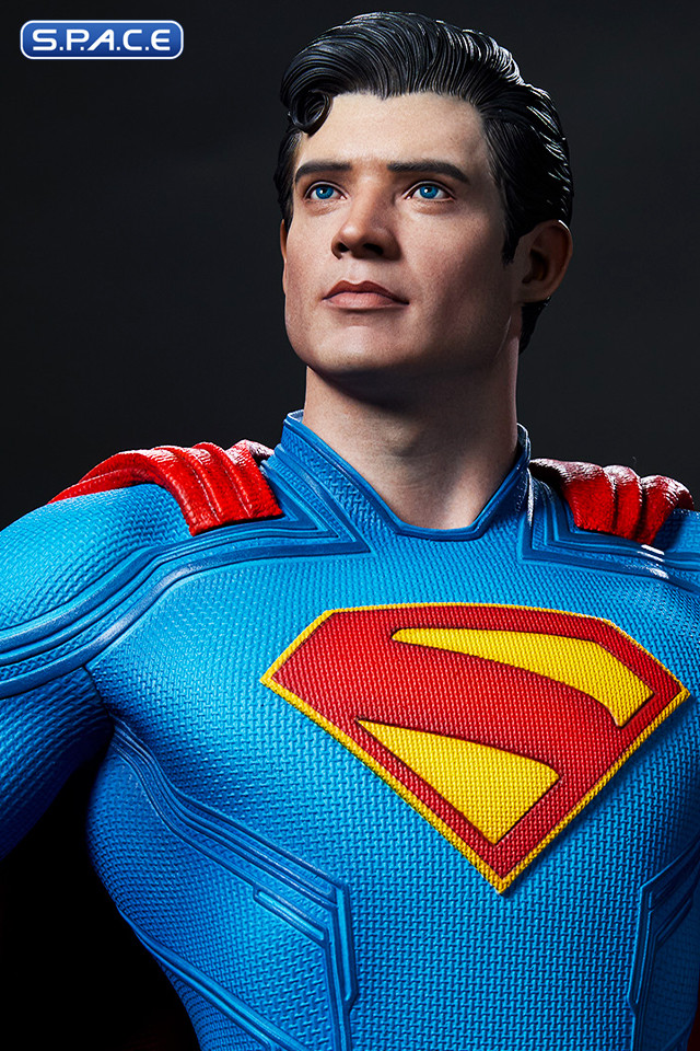 Superman Premium Format Figure (Superman)