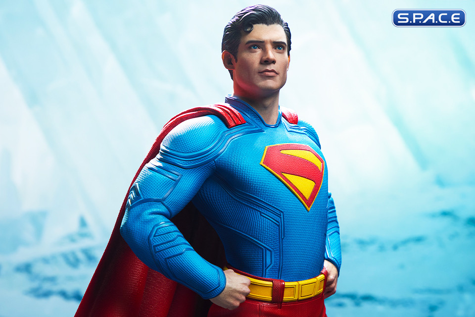 Superman Premium Format Figure (Superman)