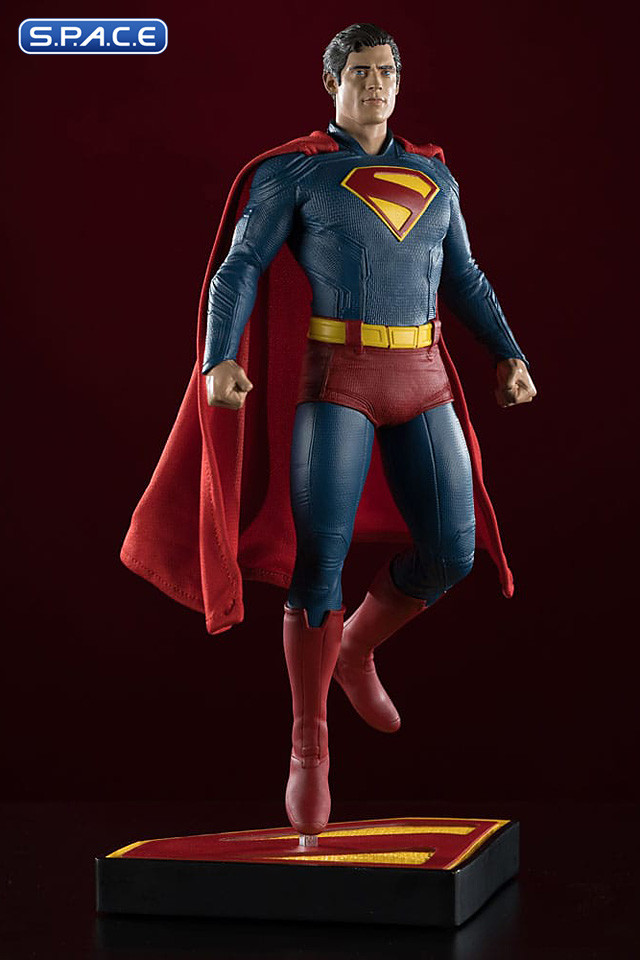 Superman Statue (Superman)