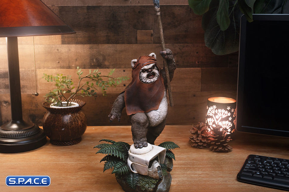 Wicket Premium Format Figure (Star Wars)