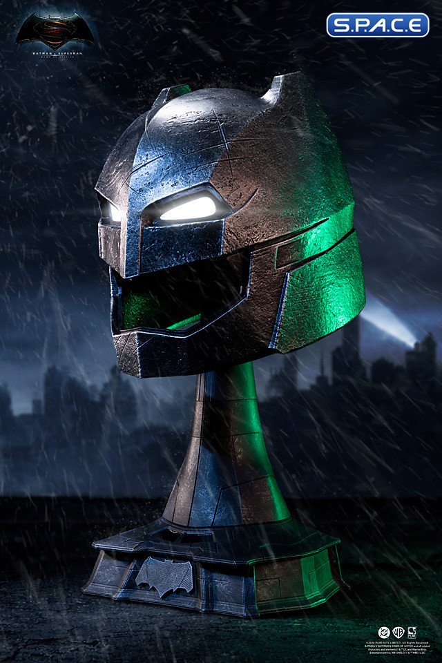 1:1 Armored Batman Helmet Life-Size Replica (Batman v Superman: Dawn of Justice)