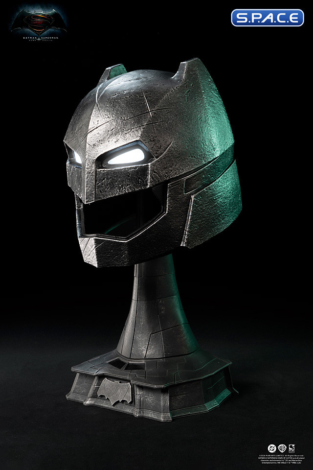 1:1 Armored Batman Helmet Life-Size Replica (Batman v Superman: Dawn of Justice)