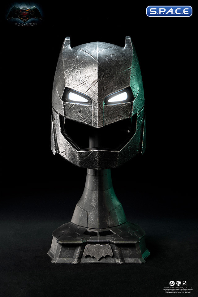1:1 Armored Batman Helmet Life-Size Replica (Batman v Superman: Dawn of Justice)