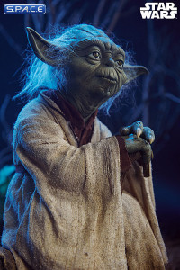 Yoda Legendary Scale Figure (Star Wars)