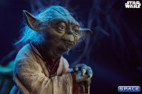 Yoda Legendary Scale Figure (Star Wars)