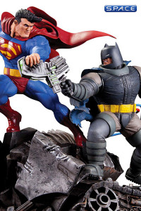 Superman vs. Batman Battle Mini-Statue (Batman - The Dark Knight Returns)