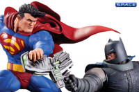 Superman vs. Batman Battle Mini-Statue (Batman - The Dark Knight Returns)