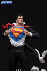 1/10 Scale Clark Kent Deluxe Art Scale Statue (DC Comics)