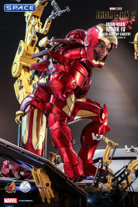 1/4 Scale Iron Man Mark IV with Suit Up Gantry QS021 (Iron Man 2)