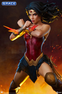 Wonder Woman Saving the Day Premium Format Figure (DC Comics)
